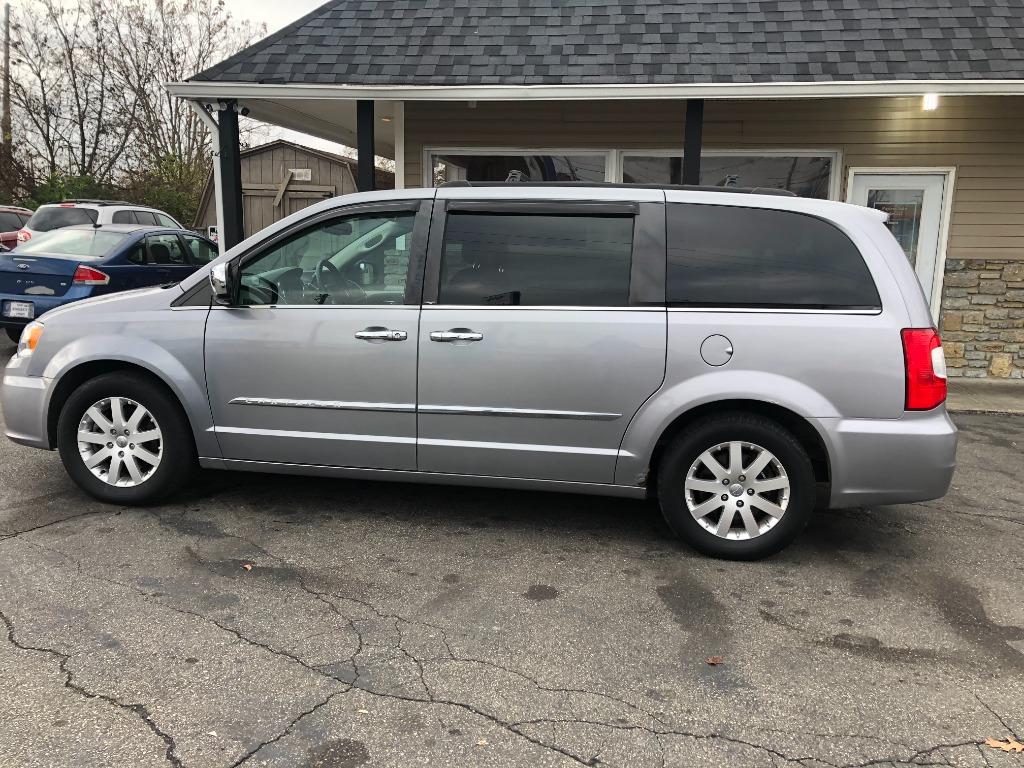 2014 Chrysler Town & Country Touring - Photo 9
