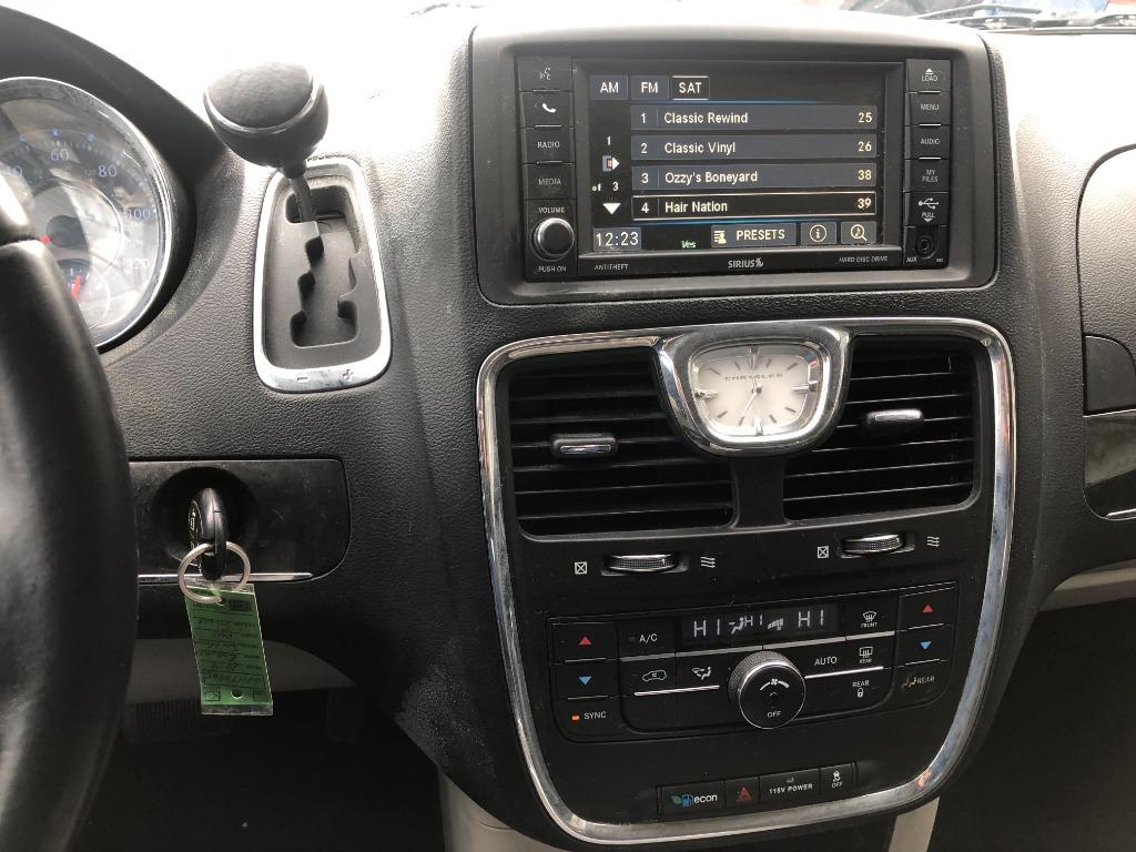 2014 Chrysler Town & Country Touring - Photo 15