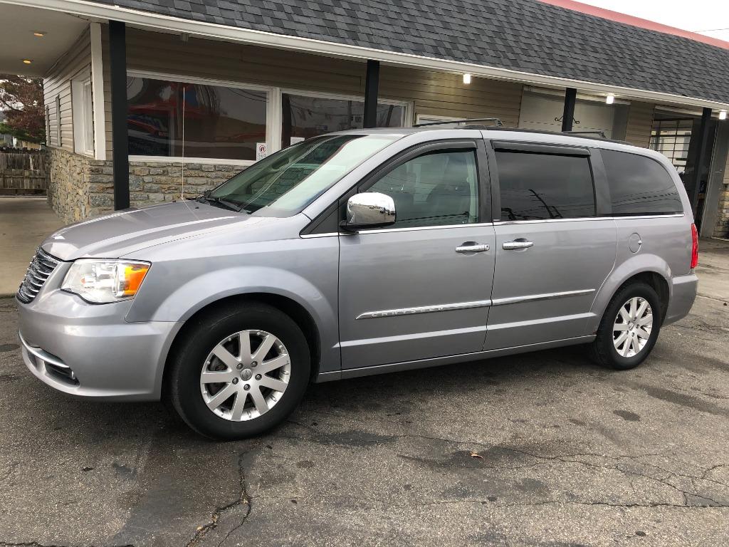 2014 Chrysler Town & Country Touring - Photo 10