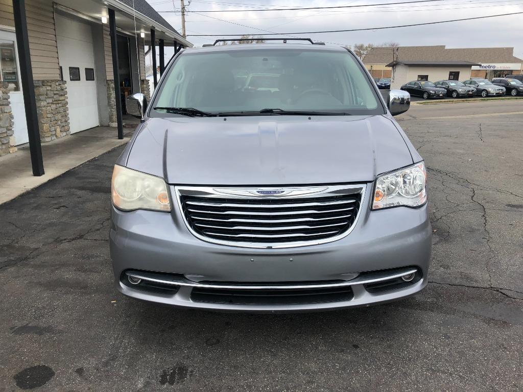 2014 Chrysler Town & Country Touring's photo